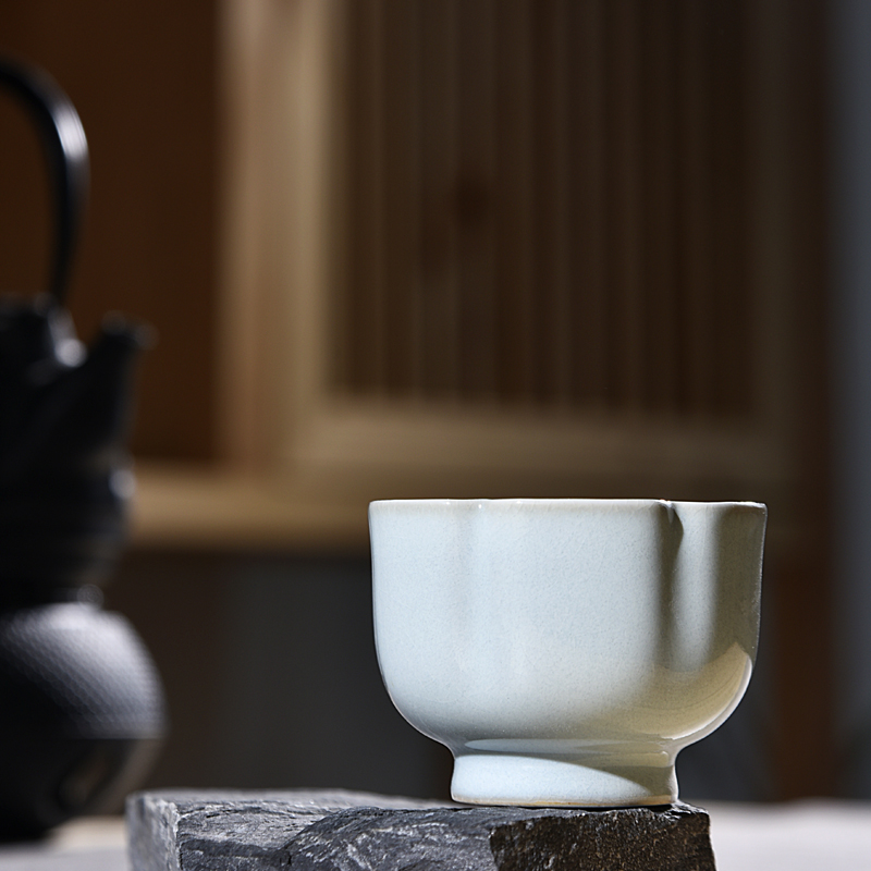 Ancient sheng up new name plum flower petals, jingdezhen up all hand master your up tea cup single cup tea bowl