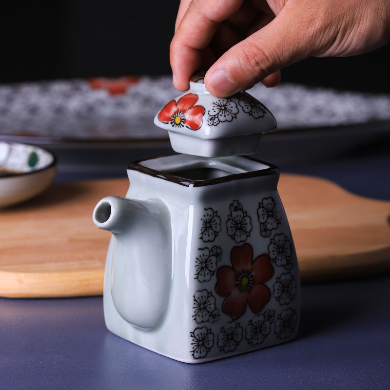 A Japanese ceramic oil pot with cover oil bottle kitchen seasoning bottle of soy sauce pot vinegar pot seasoning bottle