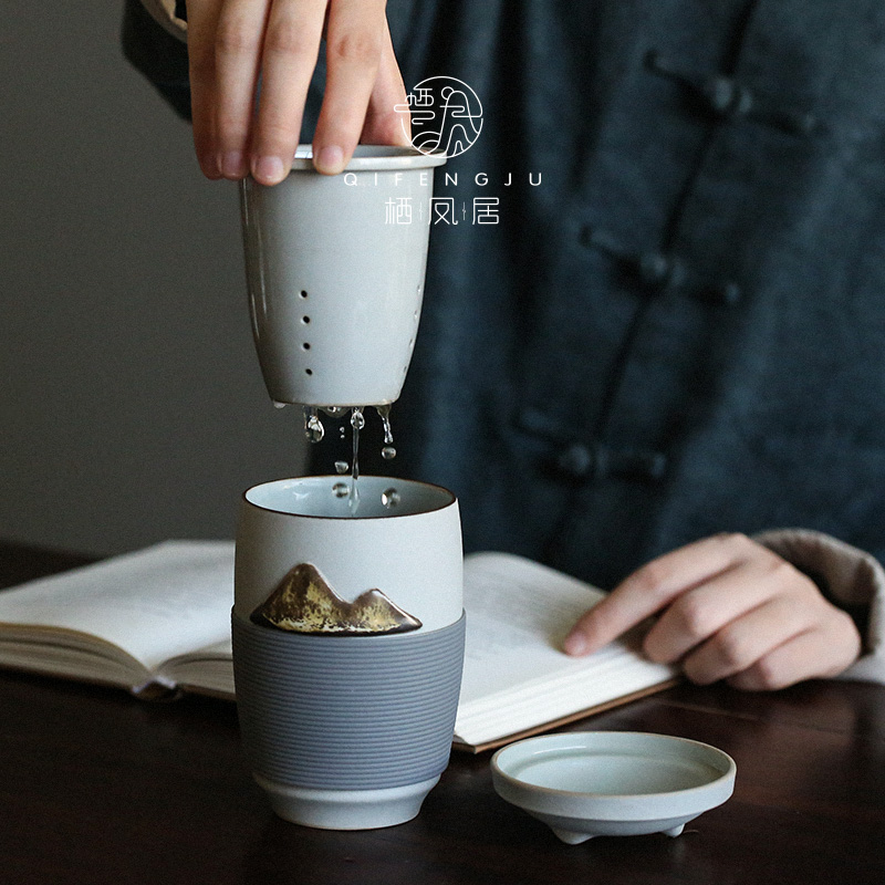A Live chicken in office ceramic cups with cover with portable water separation filter cup tea cups of water
