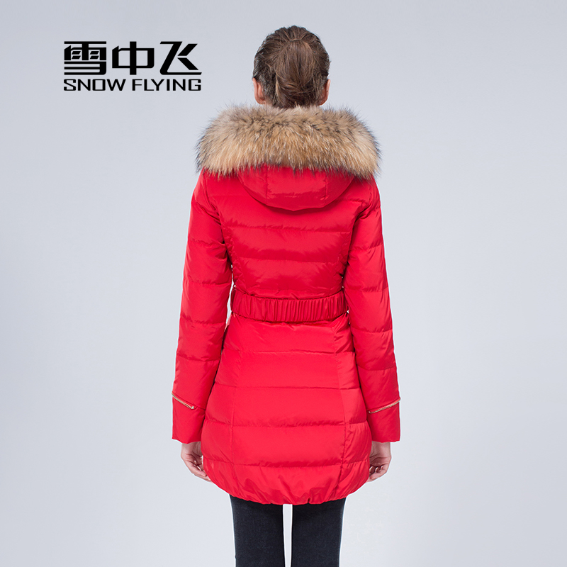 SNOW FLYING/雪中飞冬季新款羽绒服女士修身连帽大毛领中长款冬装产品展示图2