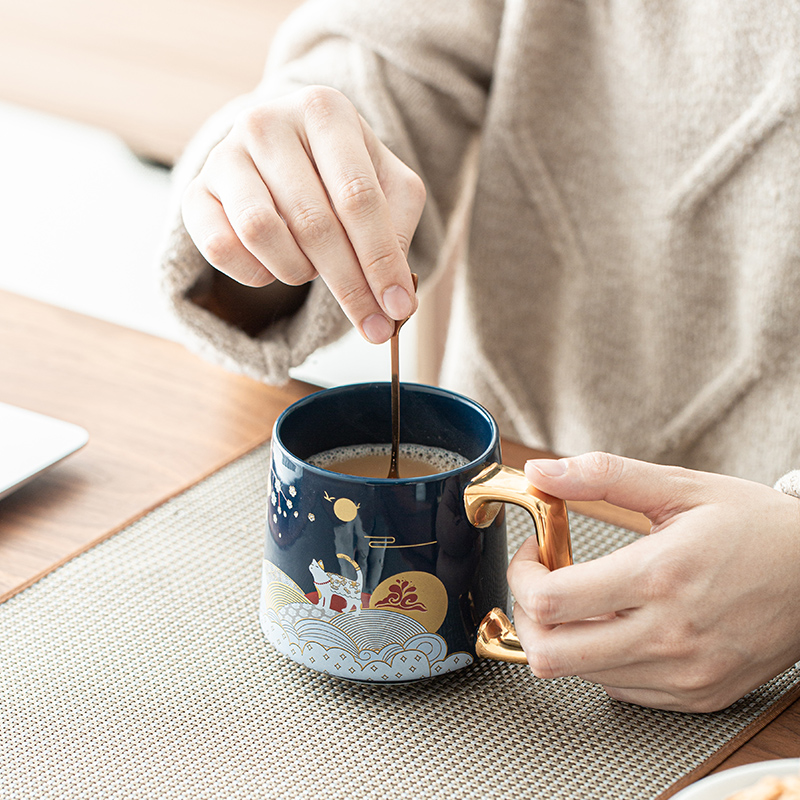 By Chinese wind ceramic creative couples the office in tidal gift giving water cup with a spoon of water keller