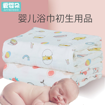 The baby was held in the four seasons by a small blanket and a six-layer gauze in autumn