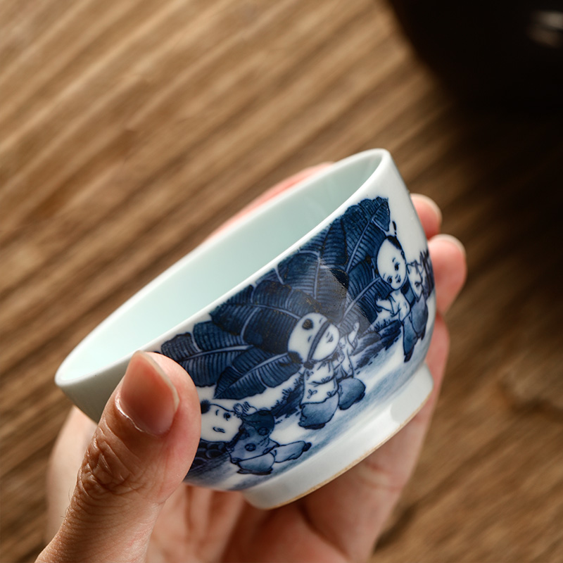 Jingdezhen hand - made master the blue and white porcelain cup kung fu tea cup pure manual tong qu large sample tea cup