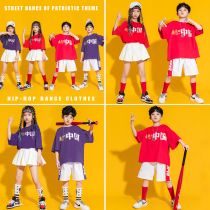 Childrens cheerleaders play the girls Games cheerleaders and the Chinese wind show costumes for primary school students