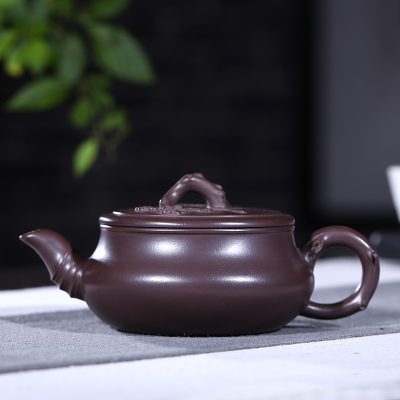 Yixing ores are it by hand the teapot tea ores old name plum flower purple clay evergreen pot capacity is 210 mm