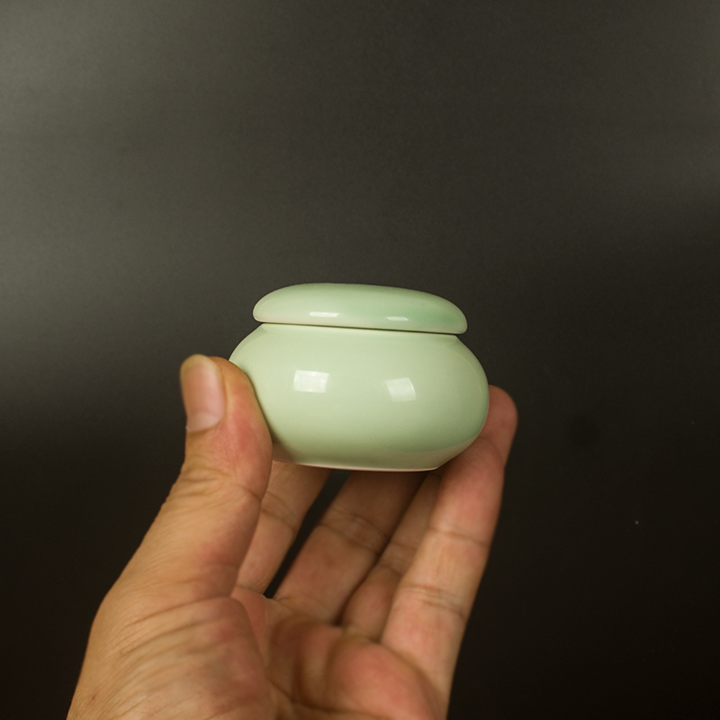 The new ceramic small grape with cover powder sealed storage jar paste little porcelain celadon receives The general