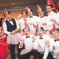 Pick up the game props block the door to block the door game card tricky groom Brothers group chicken crown wig color chicken head cover