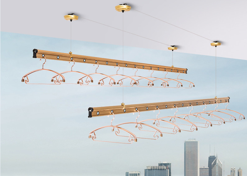 去购买  一个简单的手摇双杆晾衣架,把晾满衣服的晾杆与阳台传统的