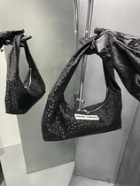 Beauty Ya FUZZYKON original design black BAO WEN texture shoulder carrying armpit dumpling bag