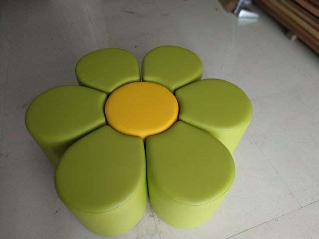 Flower Sofa Soft Cover Petal Stool Shoe Changing Stool ໂຮງຮຽນອະນຸບານ ການສຶກສາຕອນຕົ້ນ ສູນການຄ້າ ສູນການຄ້າ ໂຊຟາຮູບຊົງພິເສດ ໂຕະ hexagonal