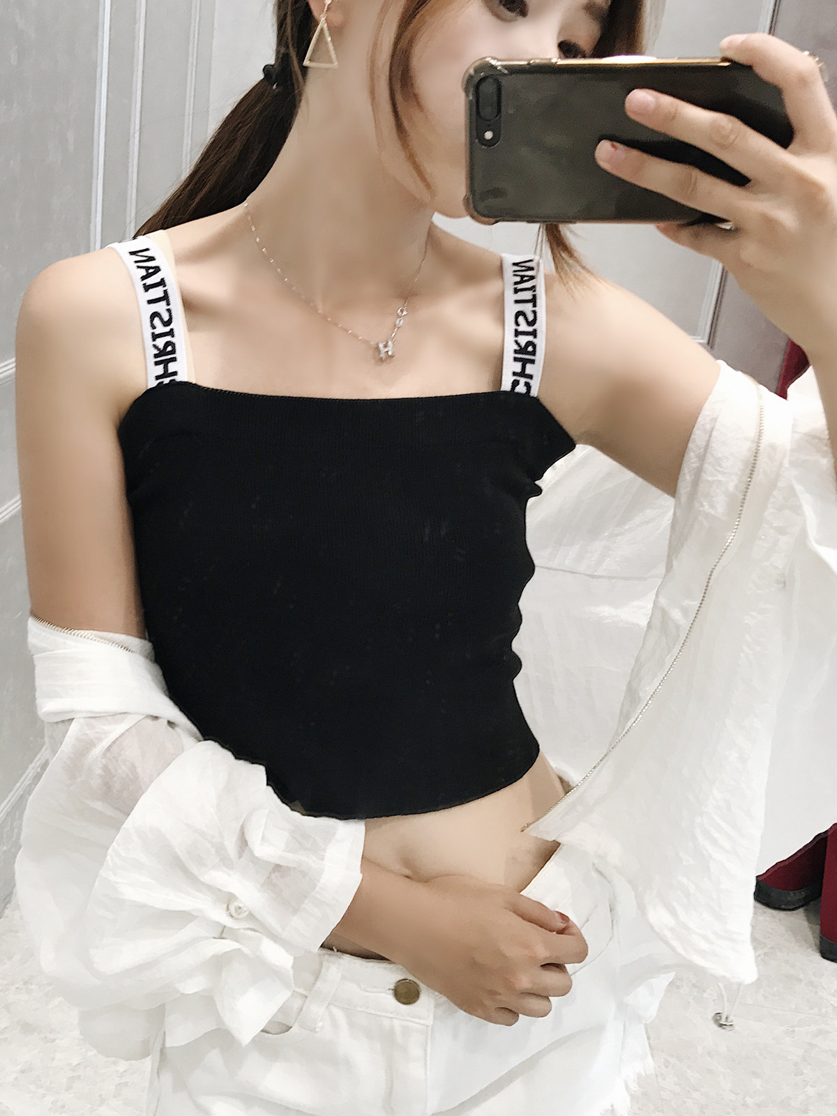 数次的搭配过的时尚单品 肩带上简约别致的christian(基督教)字母设计