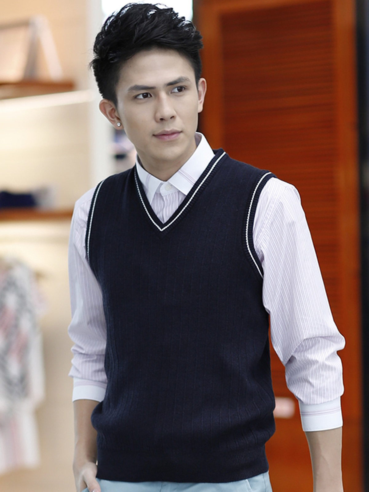 秋冬时尚经典穿搭,毛背心配衬衫,有款有型,加分的搭配.