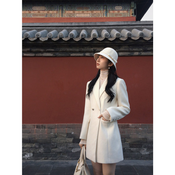 MULVAN retro high-end design wool coat for women in autumn and winter short waist-hugging temperament suit wool coat
MULVAN retro high-end design wool coat for women in autumn and winter short waist-hugging temperament suit wool coat