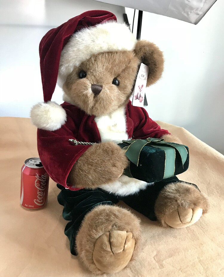 泰迪熊的头,四肢五个关节均可以任意转动,摆出可爱造型!