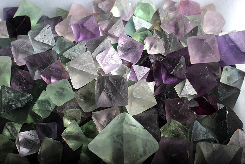 明轩鸿珠宝天然彩色萤石八面体摆件矿石原石标本家居装饰