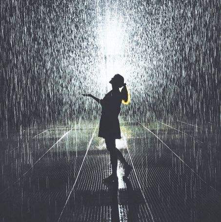 有些人喜欢在大雨中狂奔,让雨水驱除烦躁的心绪,暂时避开这世间的纷纷
