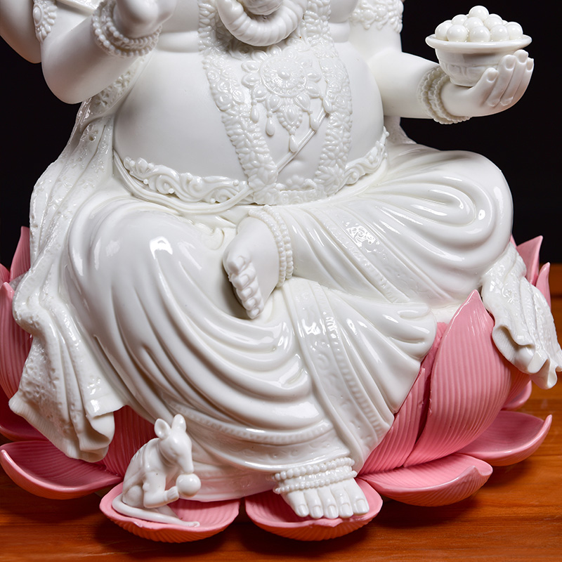 Yutang dai dehua white porcelain as the head of the god of wealth like red nose day god of wealth to worship the god of wealth in Thailand Thai handicrafts