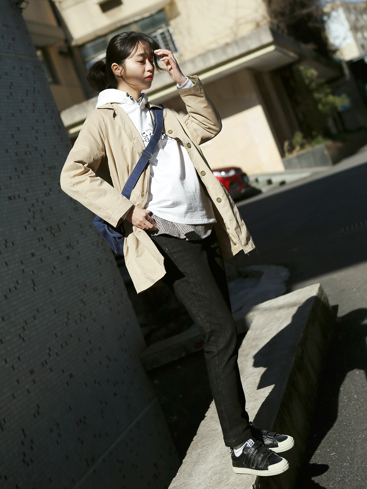 优雅卡其色风衣,帅气十足,搭配黑色牛仔裤很显瘦.