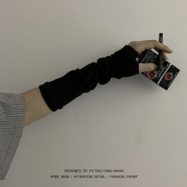 Clockwork Ninja wears dark gloves with fingers