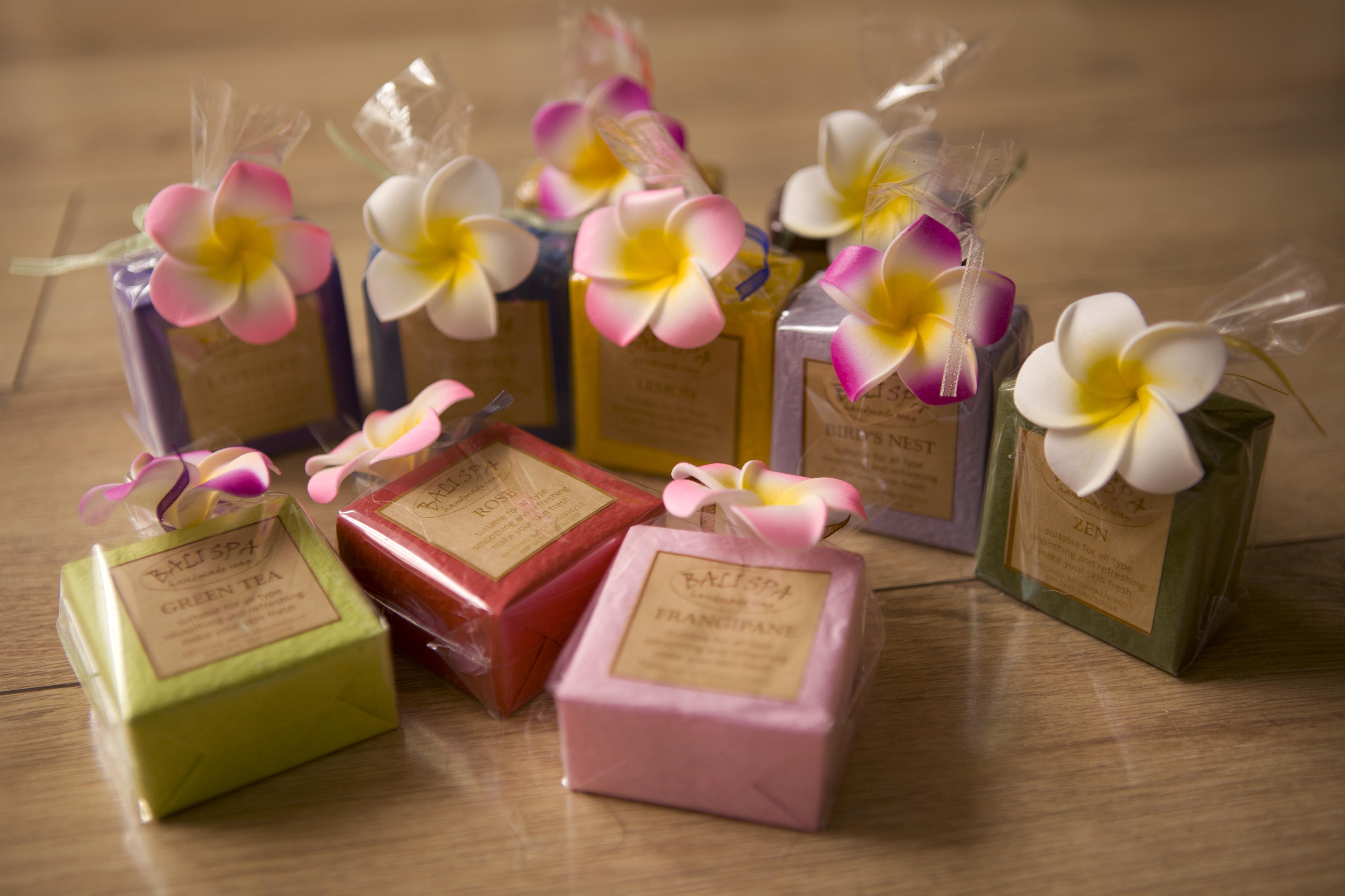 巴厘岛特产美娜多鸡蛋花香薰精油手工皂独立包装100克精美礼物