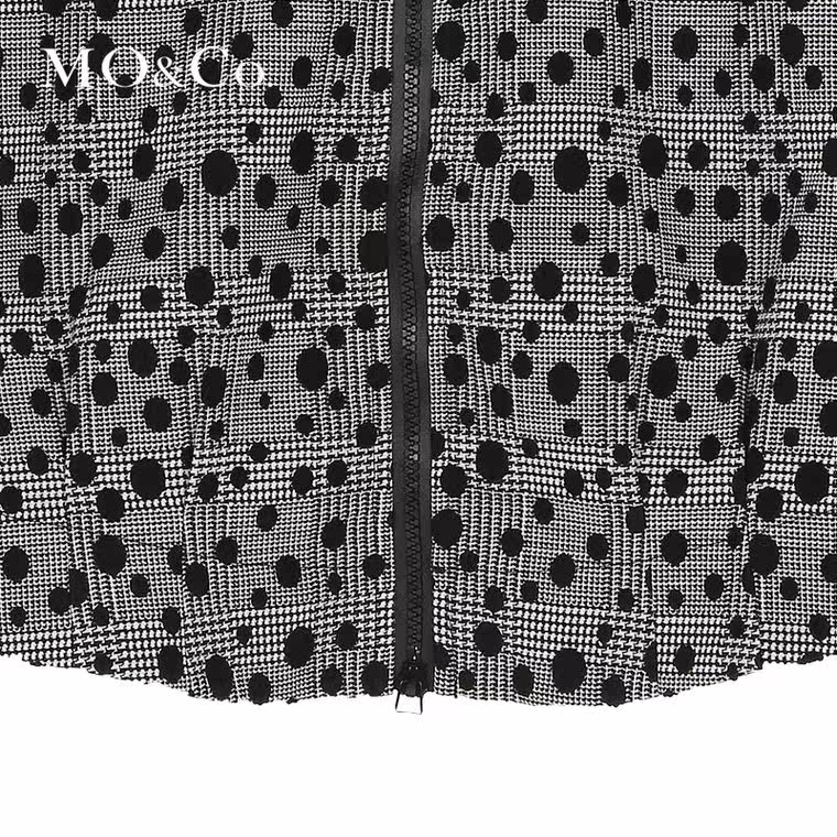 MO&Co.波点拼接棒球外套短款长袖抽褶立领MA153COT03 moco