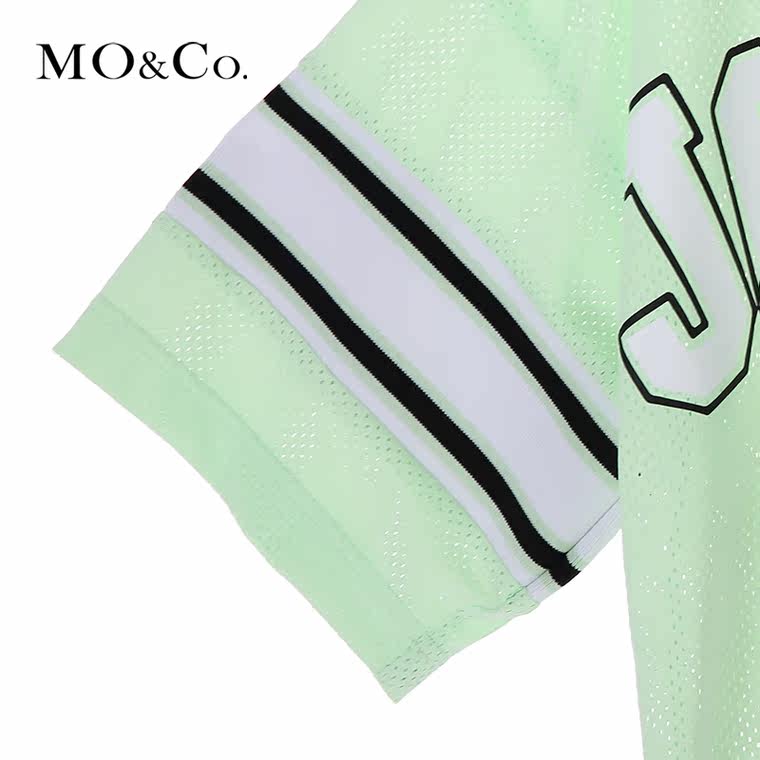 MO&Co.T恤球员运动网眼印花黑白条纹V领特色衫MA152TST54 moco