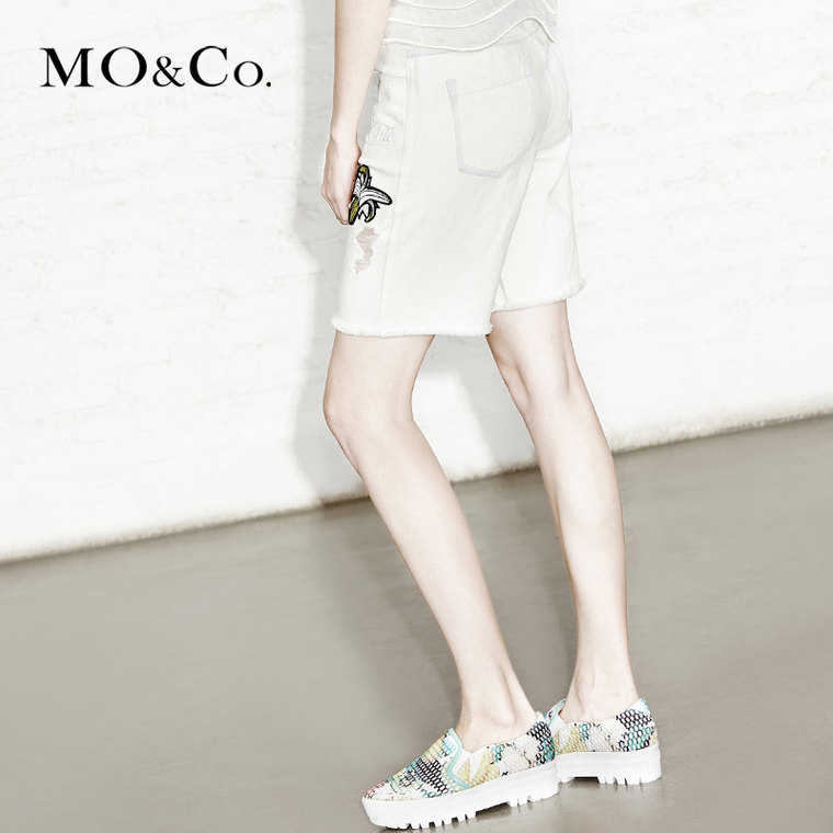 MO&Co.白色牛仔裤女欧美街头布贴画破洞水洗五分裤MA152JEN08moco