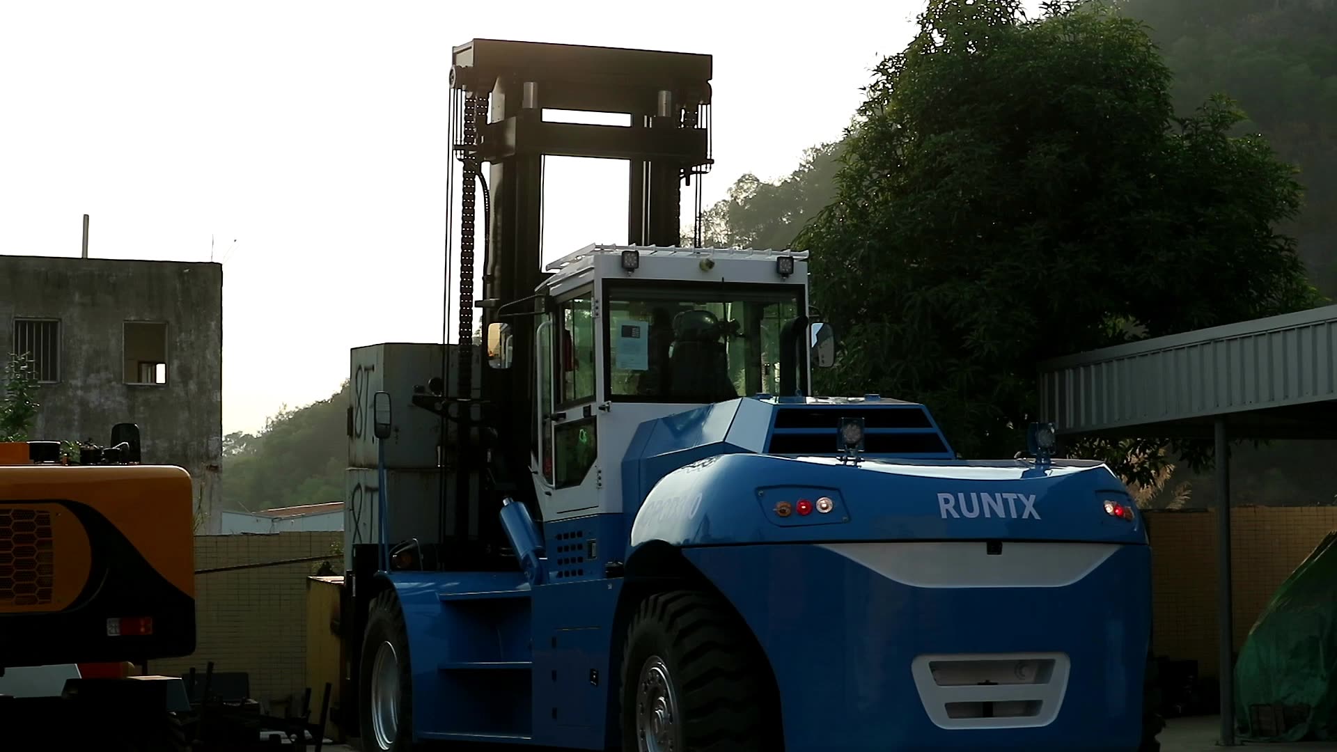 runtx heavy duty forklift truck container handling big forklift