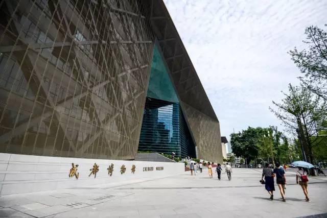 成都博物馆新馆位于天府广场西侧,因为其        "金镶玉"的外观