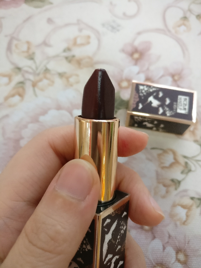 两色口红,一面车厘子色,另一面偏橙红色,用在嘴上色彩很惊艳_in榜 两色口红,一面车厘子色,另一面偏橙红色,用在嘴上色彩很惊艳