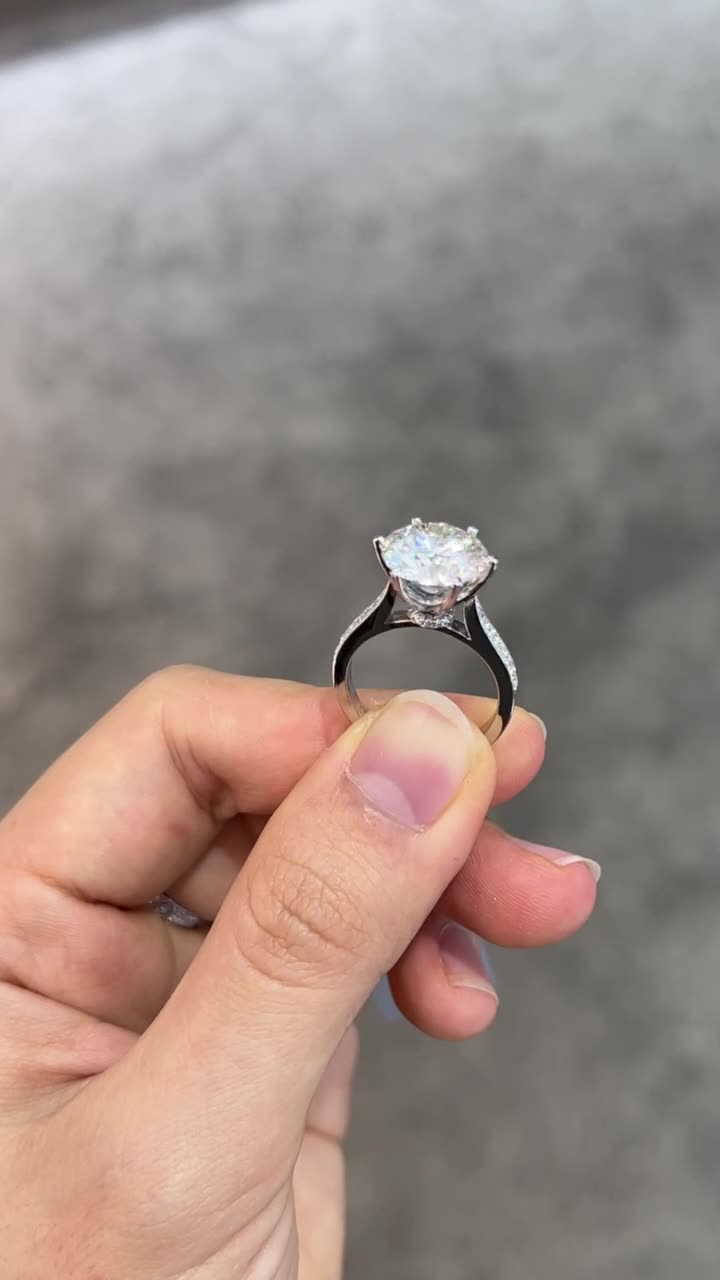 银镀18k金旋转皇冠莫桑石戒指女5克拉会跳舞的钻戒925银仿真钻