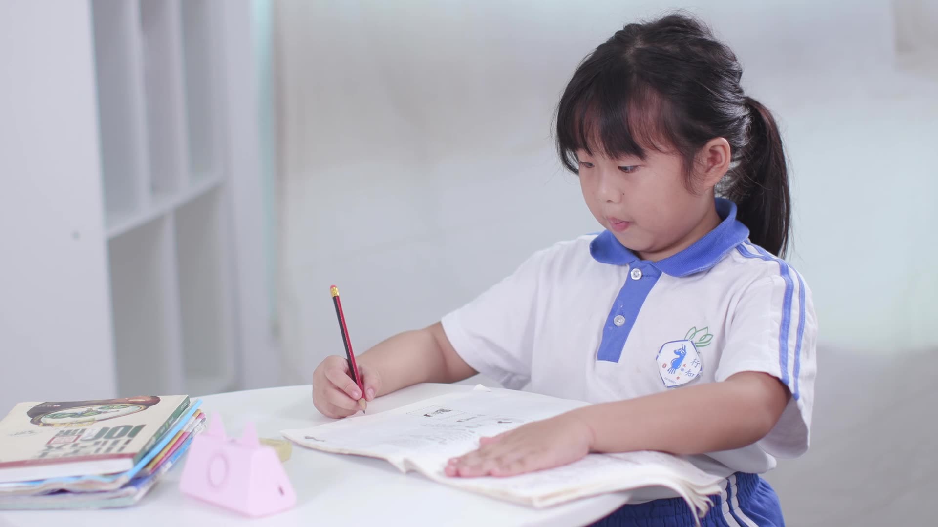 开学季防近视儿童坐姿矫正器智能 小学生看书写字姿势纠正器批发
