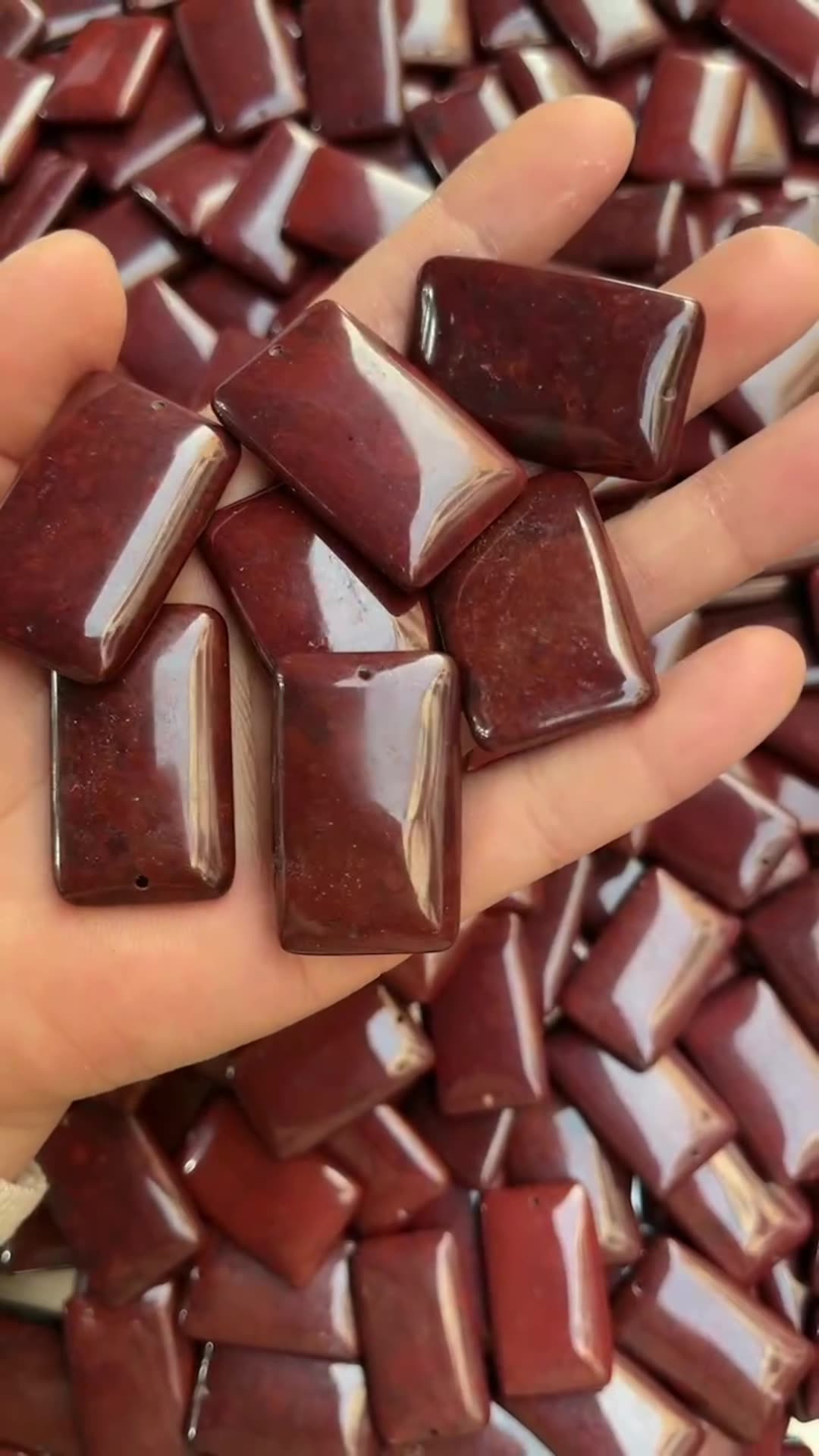 新疆红伊丁手镯批发 陨石鸡血红磁性玉镯 鸡血石玉器玉镯直播货源