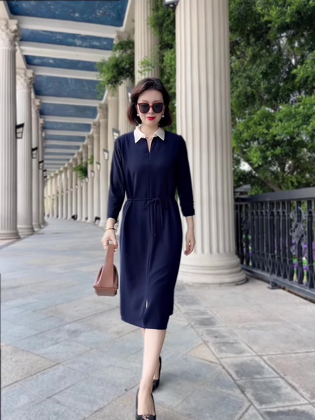 杭州女子秋日穿搭走红、POLO领连衣裙成焦点