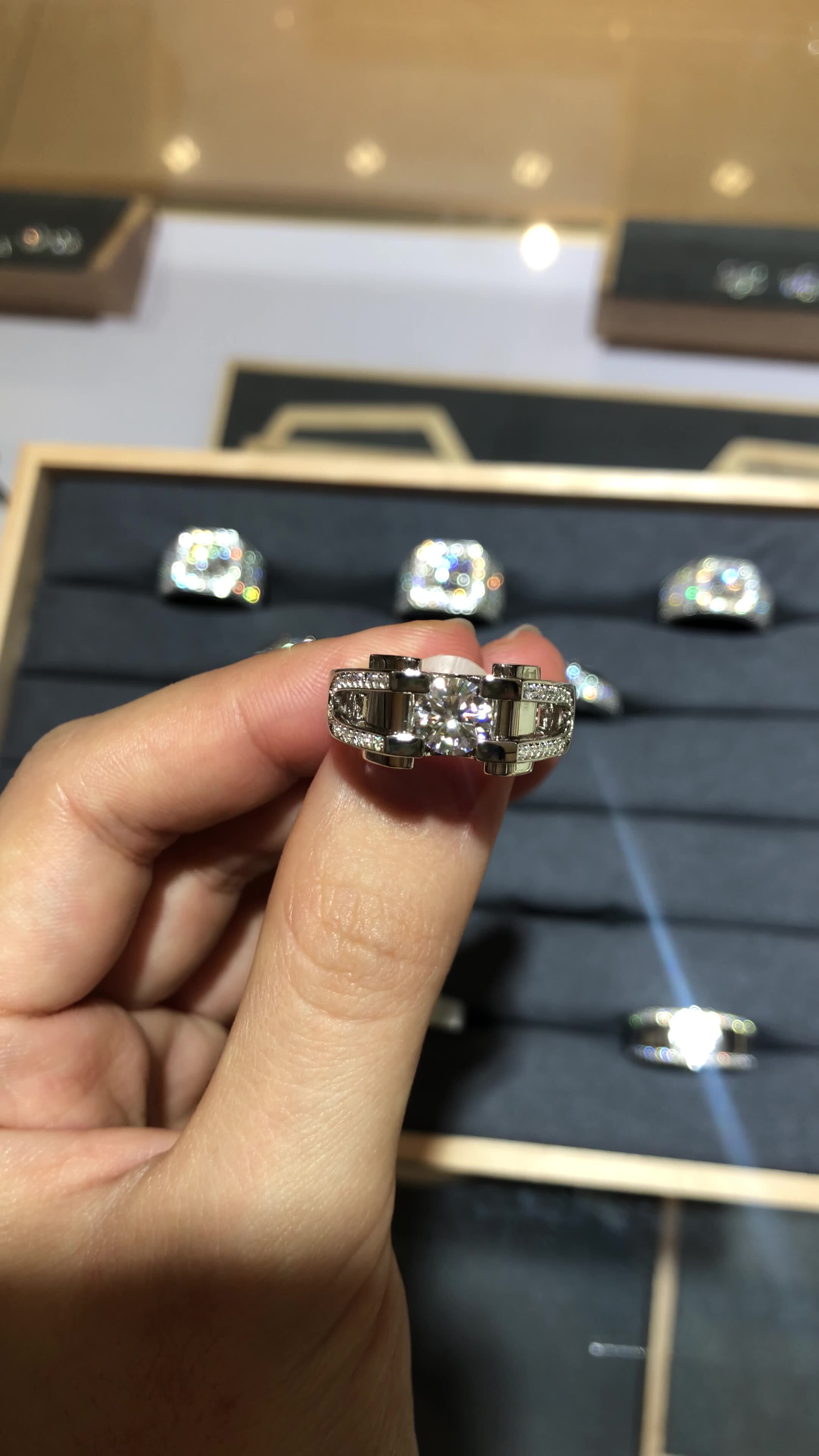 电商代发莫桑石男钻戒指925银镀铂金18k金婚戒简约一克拉钻戒指