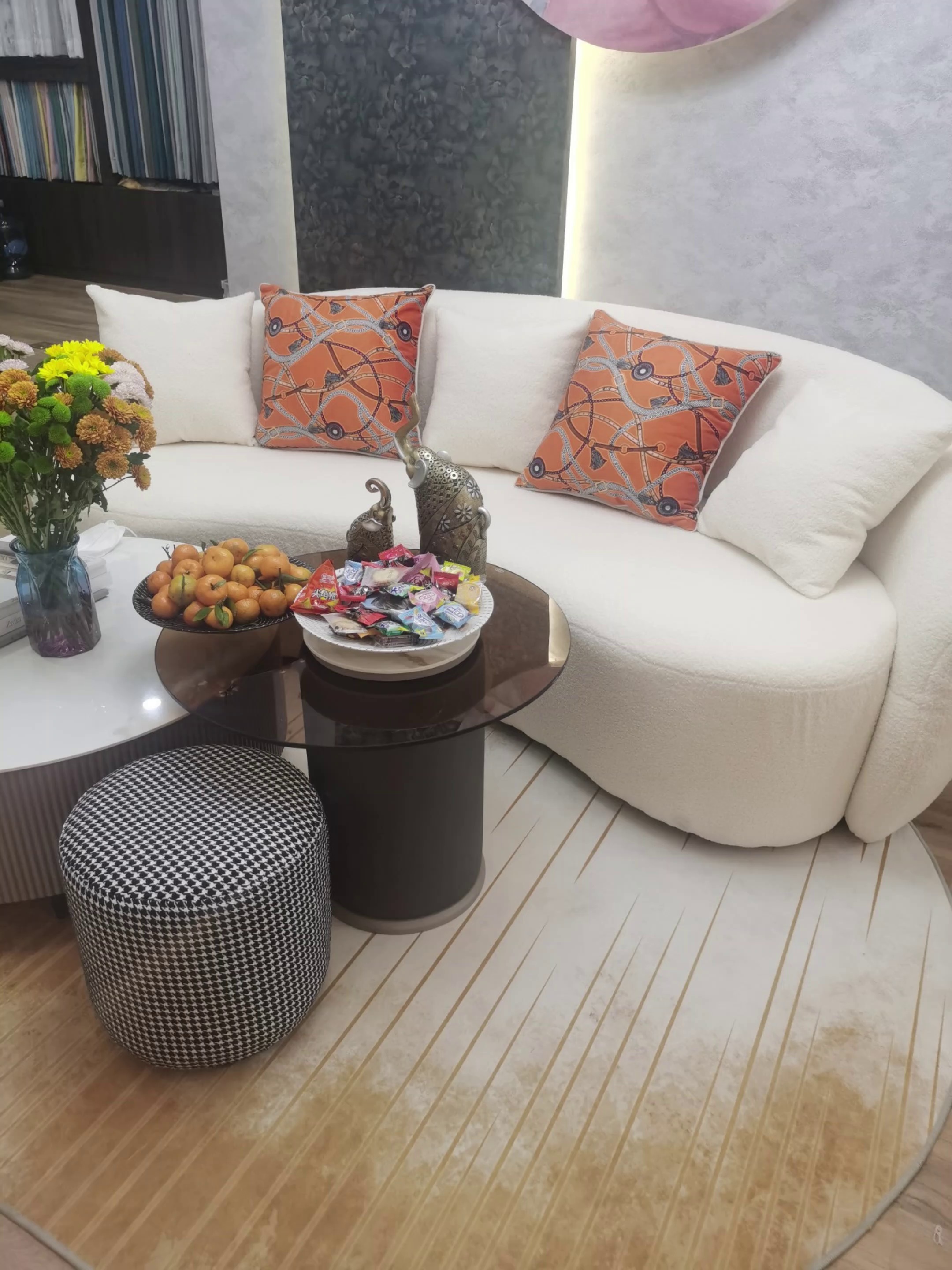 小户型客厅什么选沙发才不显拥挤？