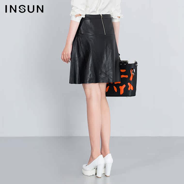 INSUN/恩裳【8.11新品】2015秋 羊皮革拼接时尚短裙女裙 95209040