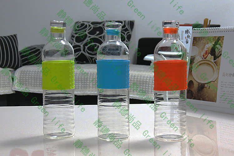 每件产品发货前我们都仔细检查,但玻璃产品毕竟是生活用品,请勿用艺术家的眼光要求您购买的产品,手工玻璃制品,大小、形状、重量、厚度存在细微差异,个别拉纹、气泡属于正常工艺现象,介意者慎购, 不建议放特别烫的开水,以免蒸汽太大,导致盖子冲开! 我们尽量为大家挑选适配的瓶盖,因该款水瓶为纯手工制品,每一只瓶口及瓶盖都有细微差别,所以无法保证完全密封,在左右摇晃时有可能会有少量水洒出,介意者慎购