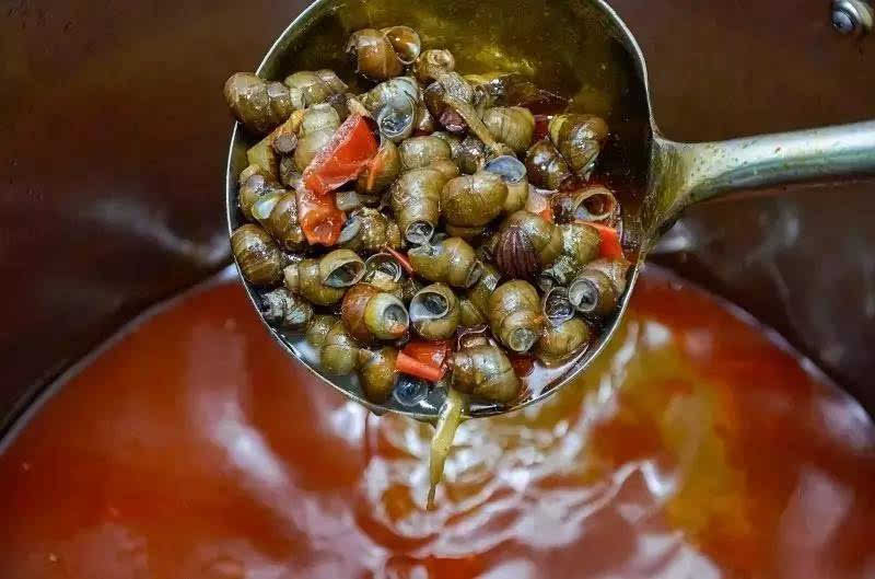 熬制螺蛳粉汤