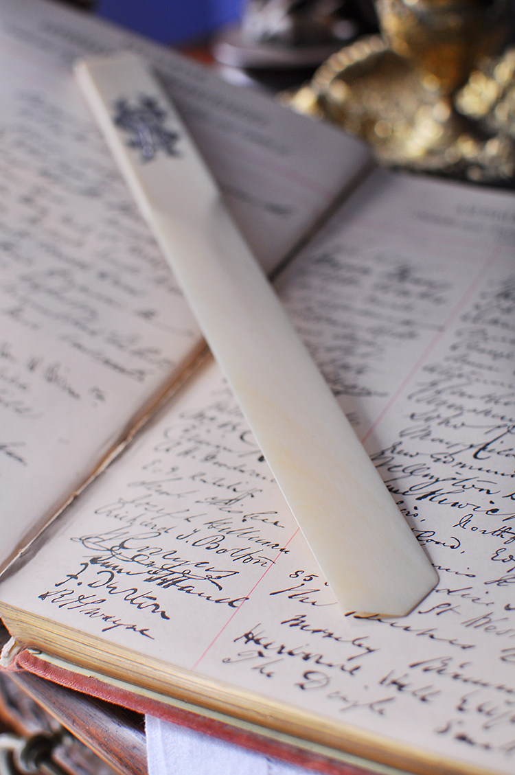 【尺寸】:翻书杖长31宽3厘米,钢笔长17宽1厘米,盒