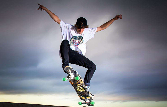 体验速度当然是要选长板了,比一般专业滑板更长的板身是它最直观的