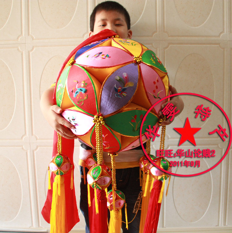 在广西众多的刺绣工艺品中,壮族的绣球是最精美的