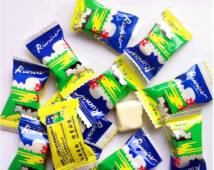 去购买   小龙人奶糖,虽然包装纸有点吓人,可是"我头上有犄角,犄角,我