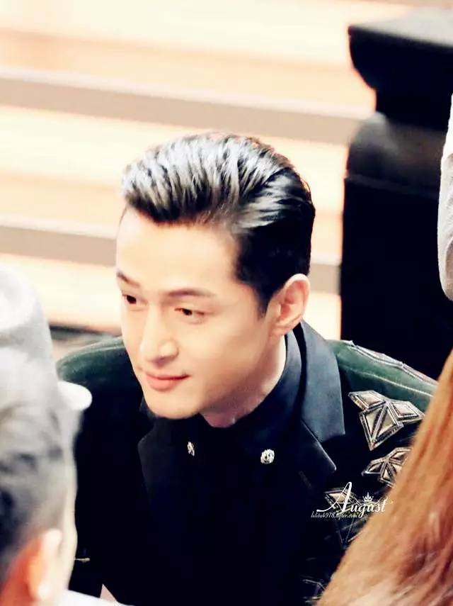 胡歌的颜值一直都是不用质疑的,梳了大背头也是帅的不要不要的,我歌