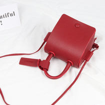 Qminica Japan and South Korea niche design mini small bag women 2020 on the new fashion versatile multi-purpose oblique cross-bag