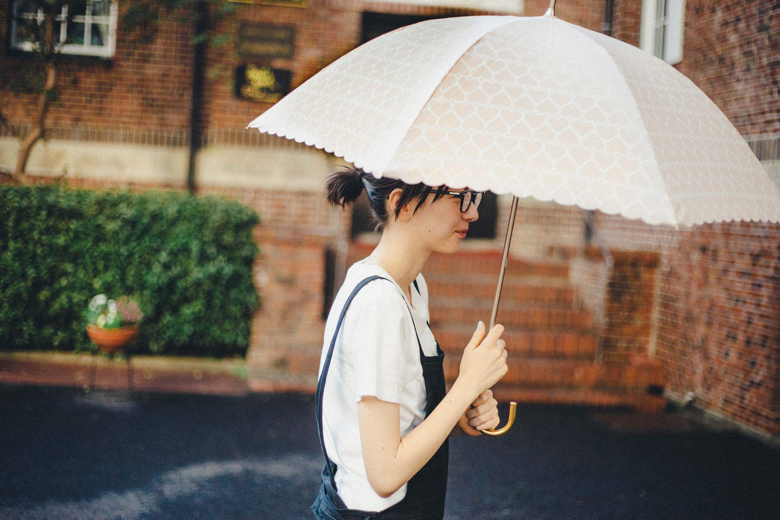 每把伞都精致得令人爱不释手,与众不同,随便拿出来往那一站就是一道