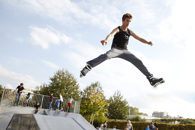 街头炫技,这些静音轮滑鞋挺你