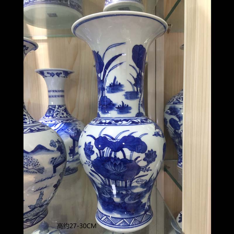 Mesa of jingdezhen blue and white decoration elegant hand - made vases, high - grade blue and white flower vase with classical decorative porcelain vase