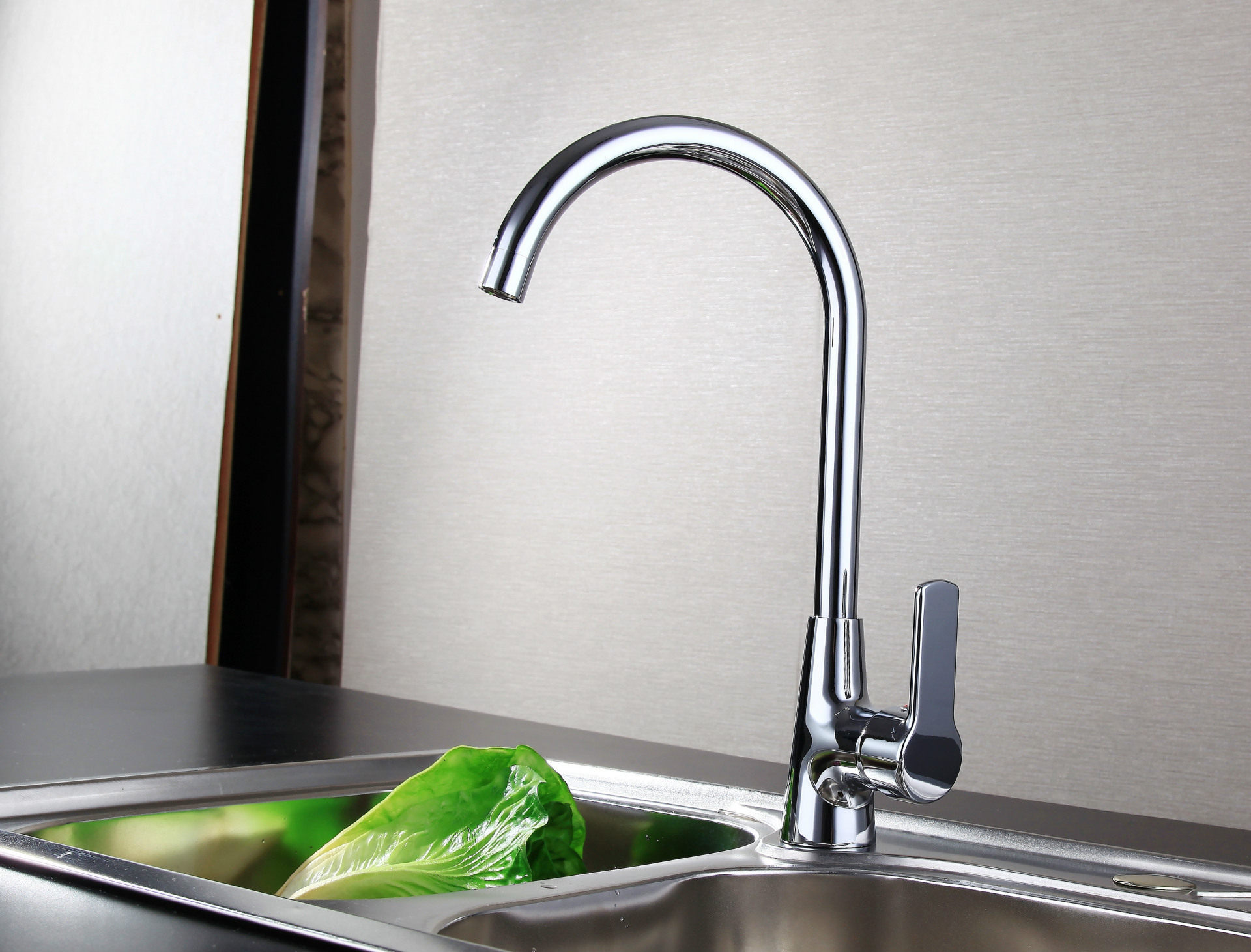 厨房洗菜总"湿身",水龙头你选对了吗?