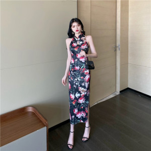 Long cheongsam dress with retro decor and slit printing